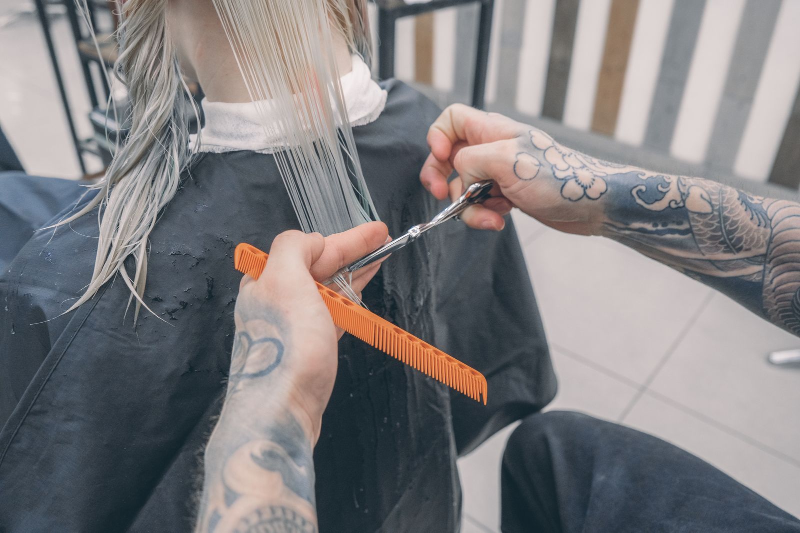 Exakter Schnitt am nassen Haar